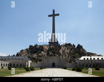 Die Heilig-Kreuz über der Benediktiner-Abtei des Heiligen Kreuzes in das Valle de Los Caídos (Tal der gefallenen) in der Nähe von Madrid, Spanien. Stockfoto