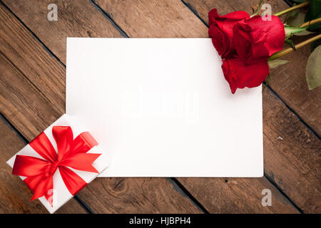 Rote Rosen, Geschenk-Box und Karte zum Valentinstag Stockfoto