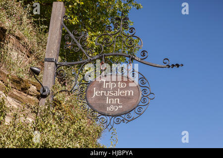 Pub-Schilder, Reise nach Jerusalem Inn, 1189AD, das älteste Gasthaus in England, Nottingham, England, Vereinigtes Königreich Stockfoto