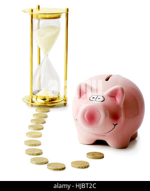 Konzept von Zeit und Geld mit einem Sparschwein und Sanduhr isoliert auf weißem Hintergrund Stockfoto
