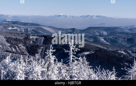 Pilsko, Babia Hora und niedrigsten nächsten Hügel der Beskiden Gebirge von Lysa Hora Hügel in Moravskoslezske Beskydy Berge im Winter Einfrieren Stockfoto