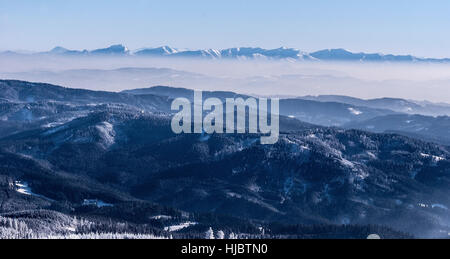 Krivanska Mala Fatra Gebirge Panorama mit nächsten Beskiden Hügel von Lysa hora Hill im Winter moravskoslezske Beskiden Stockfoto