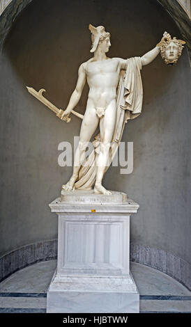 Kunstskulpturen in den Vatikanischen Museen ausgestellt. Perseus mit dem Haupt der Medusa von Antonio Canova. Stockfoto