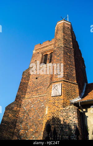 Georgische Sonnenuhr, 1765, restauriert 2010 von Barrie Winter, All Saints Church, Nazeing, Essex, England Stockfoto