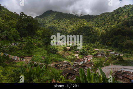 Ein kleines Dorf umgeben von Himalaya-Ausläufern und bewaldeten Hängen auf der indischen Autobahn 229 in der Nähe von Bomdila, Arunachal Pradesh Stockfoto