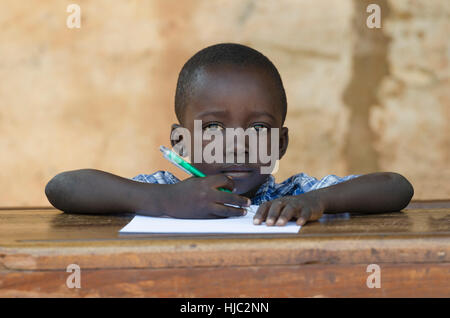 Sehr stolz auf schwarzen afrikanischen jungen posiert unter der Sonne Stockfoto