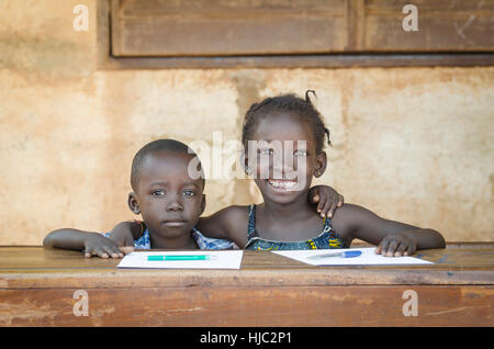 Lächelnde schwarze Kinder: Afrikaner Bildung Symbol Schulbildung Stockfoto