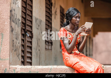 Schöne Afrikanerin mit einem Tablet PC arbeiten, im Internet zu navigieren. Schwarze Schönheit arbeiten studieren für ihr Geschäft-Examen. Stockfoto