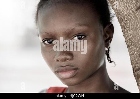 Traurigkeit Armut Symbol - Afrikanische schwarze Mädchen-Symbol. Nein zu Rassismus und Armut Hintergrund: Afrikanische schwarze Frau posiert für ein Mode-Shooting. Stockfoto