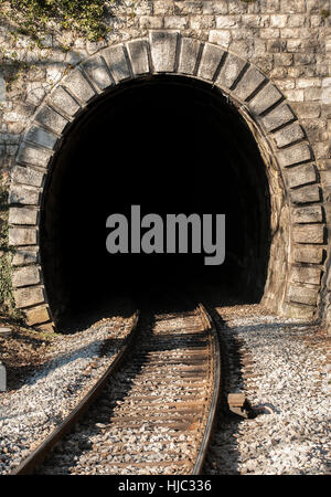 Pfad führt in den Eisenbahntunnel. Stockfoto