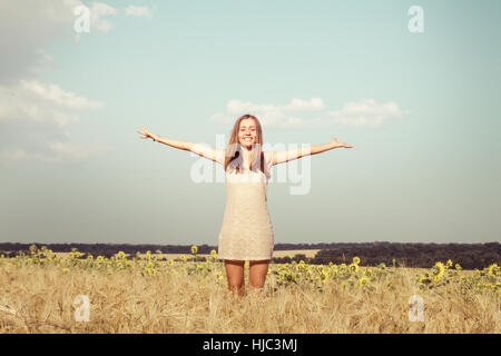 Junge schöne Frau, springen und tanzen im gelben Feld, Sommer im freien Stockfoto