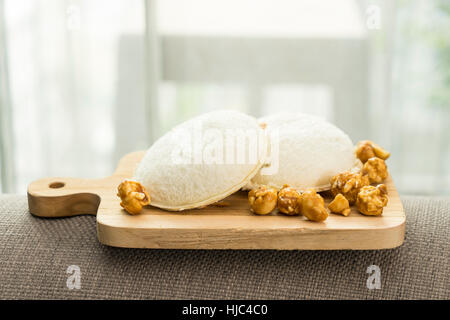 Sandwich Thunfisch und Popcorn auf Holz-Block für die Morgenmahlzeit - Szene können anzeigen oder montage auf Produkt Stockfoto