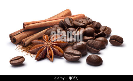 Haufen von gerösteten Kaffeebohnen mit Pulver, Zimtstangen und Sternanis (Badiam). Beschneidungspfade, Schatten getrennt Stockfoto