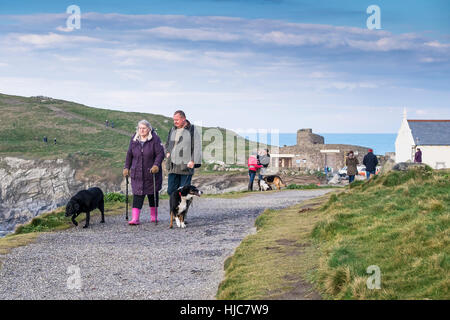 Menschen und ihren Hunden genießen Sie einen Spaziergang entlang der Küste Fußweg auf Pentire Landzunge in Newquay, Cornwall, England. Stockfoto