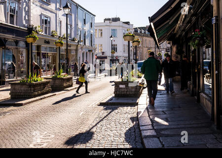 Eine Straße im Stadtzentrum von Truro gebadet im frühen Morgenlicht.  Cornwall, England. Stockfoto