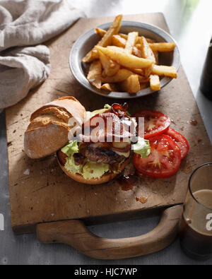 Burger mit der Hand geschnitten chips Stockfoto