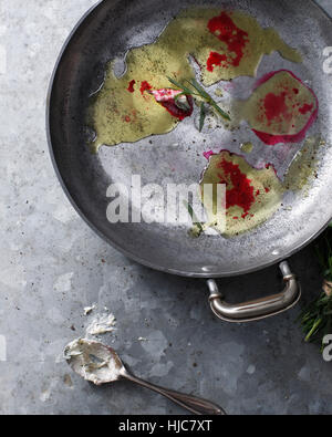 Bistro-Tisch mit übrig gebliebenen rote Beete, Öl und Meerrettich in Schale Stockfoto