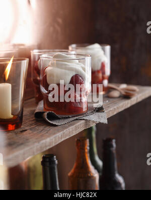 Erdbeeren Romanoff in Gläser im Regal Stockfoto