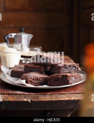 Stapel von Schokoladen-Brownies auf Platte Stockfoto