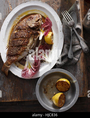 Ganze gegrillte Schnapper auf Tablett Stockfoto