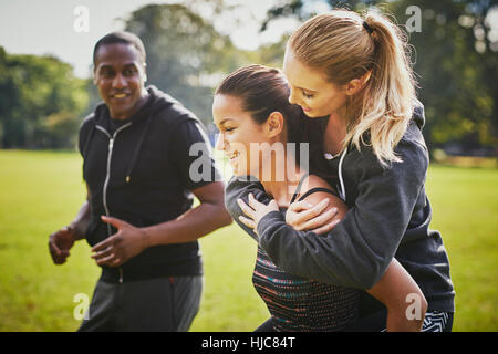 Personaltrainer ermutigend zwei Frauen Schweinchen im park Stockfoto