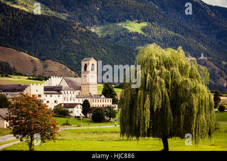 Landschaftsblick auf Berg und Kirche, Müstair, Graubünden, Schweiz Stockfoto