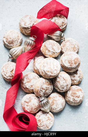 Draufsicht der Weihnachtskugeln, rote Schleife mit frischen scones Stockfoto