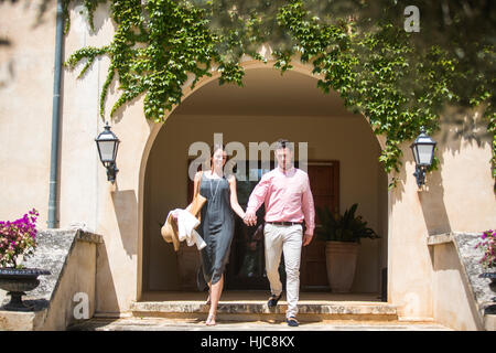 Paar herab Treppen außerhalb Boutiquehotel, Mallorca, Spanien Stockfoto