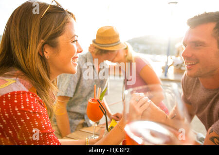Paar im Chat im Waterfront Restaurant, Mallorca, Spanien Stockfoto