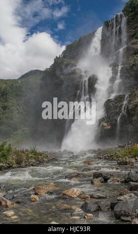 Nebliger Wasserfall im Himalaya Stockfoto