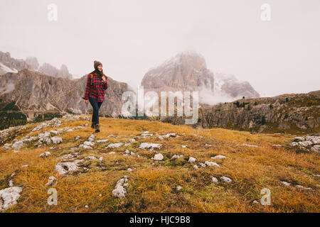 Wanderer zu Fuß, Lagazuoi Berg im Hintergrund, Dolomiten, Südtirol, Italien Stockfoto