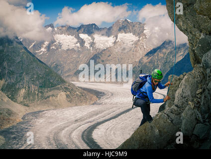 Weibliche Kletterer Klettern Felswand über Aletschgletscher, Kanton Wallis, Schweiz Stockfoto