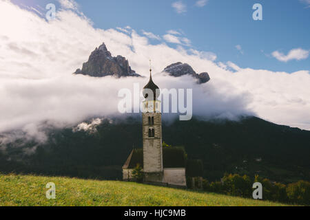 Kirche von San Valentino, Naturpark Schlern-Rosengarten, Seiser Alm, Südtirol, Dolomiten, Italien Stockfoto