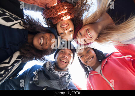 Niedrigen Winkel Porträt von fünf glückliche Erwachsene Freunde drängten sich in einen Kreis Stockfoto