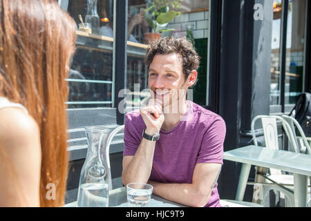 Mitte erwachsenes paar im Chat in Stadt Straßencafé Stockfoto