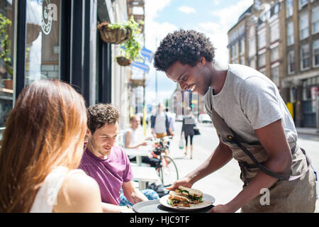 Das Mittagessen, paar in Stadt Straßencafé Kellner Stockfoto