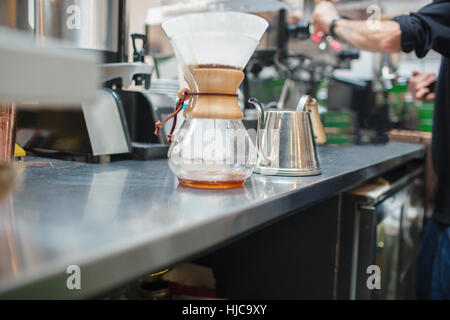 Schuss von männlichen Zubereitung von Kaffee im Café Barista beschnitten