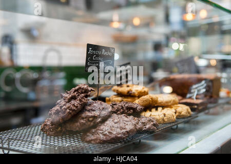 Cafe-Vitrine mit gestapelten Plätzchen und Kekse Stockfoto