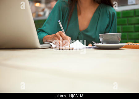 Beschnitten, Aufnahme Frau tun Papierkram am Café-Tisch Stockfoto