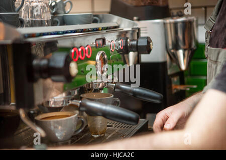 Schuss der Zubereitung von Kaffee im Café Barista beschnitten Stockfoto