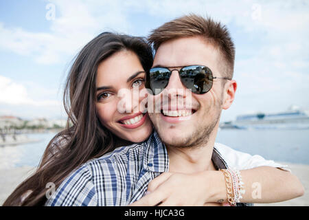 Porträt des Paares umarmt am Hafen Split, Dalmatien, Kroatien hautnah Stockfoto