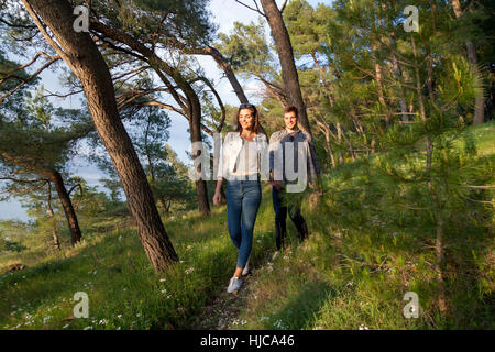 Junges Paar, einen Spaziergang im Küstenwald, Split, Dalmatien, Kroatien Stockfoto