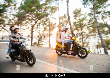 Zwei Paare Reiten Mopeds Küstenstraße, Split, Dalmatien, Kroatien Stockfoto