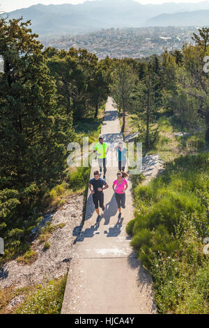 Junge Männer und Frauen laufen im Park, Split, Dalmatien, Kroatien Stockfoto