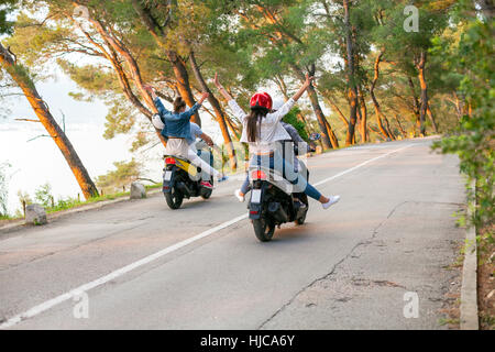 Rückansicht der beiden Paare Reiten Mopeds auf Landstraße, Split, Dalmatien, Kroatien Stockfoto