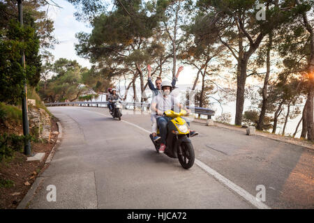 Zwei Paare Reiten Mopeds auf Landstraße, Split, Dalmatien, Kroatien Stockfoto