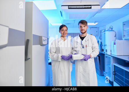 Wissenschaftler im Labor Blick in die Kamera Stockfoto