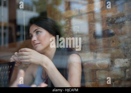 Geschäftsfrau mit treffen im Café-Bar, London Stockfoto