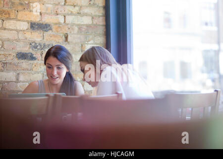 Unternehmerinnen mit treffen im Café-Bar, London Stockfoto