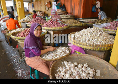 Yogyakarta, Java, Indonesien: Unbekannte Frau Verkauf von Gemüse auf dem Yogyakarta auf 6. August 2016 in Yogyakarta, Java. Stockfoto